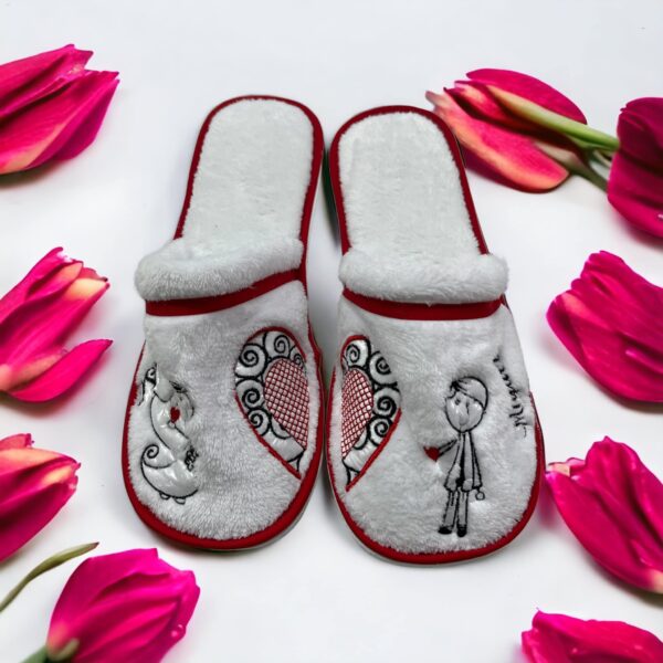 Pantufla Cerrada Afelpada Bordada - Image 2