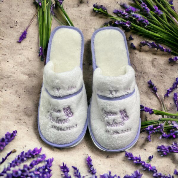 Pantufla Cerrada Afelpada Bordada - Image 3
